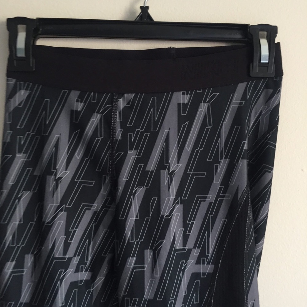 NIKE Graphic Print Grey Black HyperCool Leggings - Picture 3 of 11